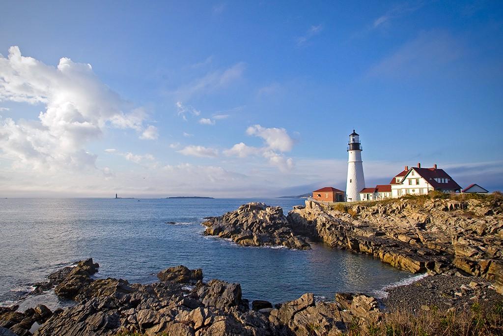 The 波特兰 Head Light on the rocky coast of Maine overlooking the ocean